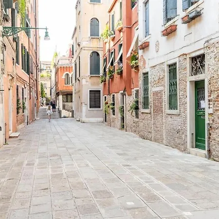 Dream's Door With Canal View In Apartment Venice