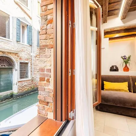 Apartment Dream's Door With Canal View In Venice
