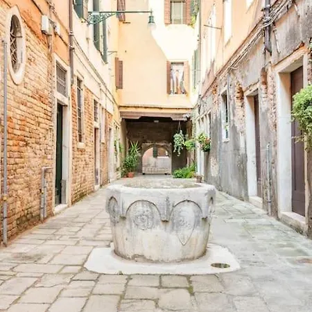 Dream's Door With Canal View In Apartment Venice