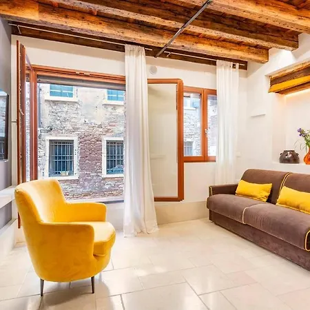 Dream's Door With Canal View In Apartment Venice