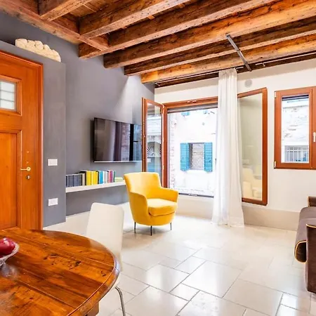 Dream's Door With Canal View In Apartment Venice
