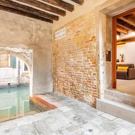 Dream's Door With Canal View In Apartment