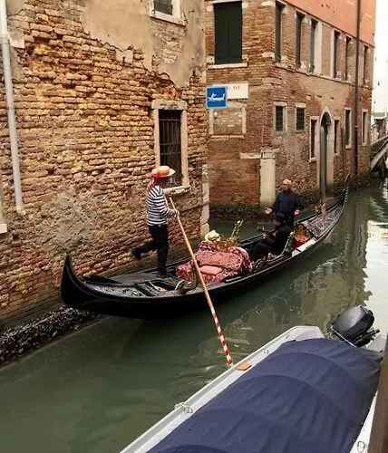 Dream's Door With Canal View In Appartement Venetië
