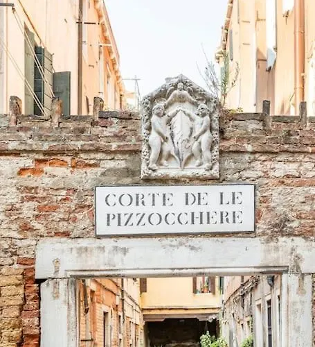Dream's Door With Canal View In * Venetië