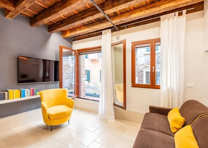 Dream's Door With Canal View In Venetië