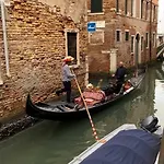 Dream's Door With Canal View In Lägenhet Venedig